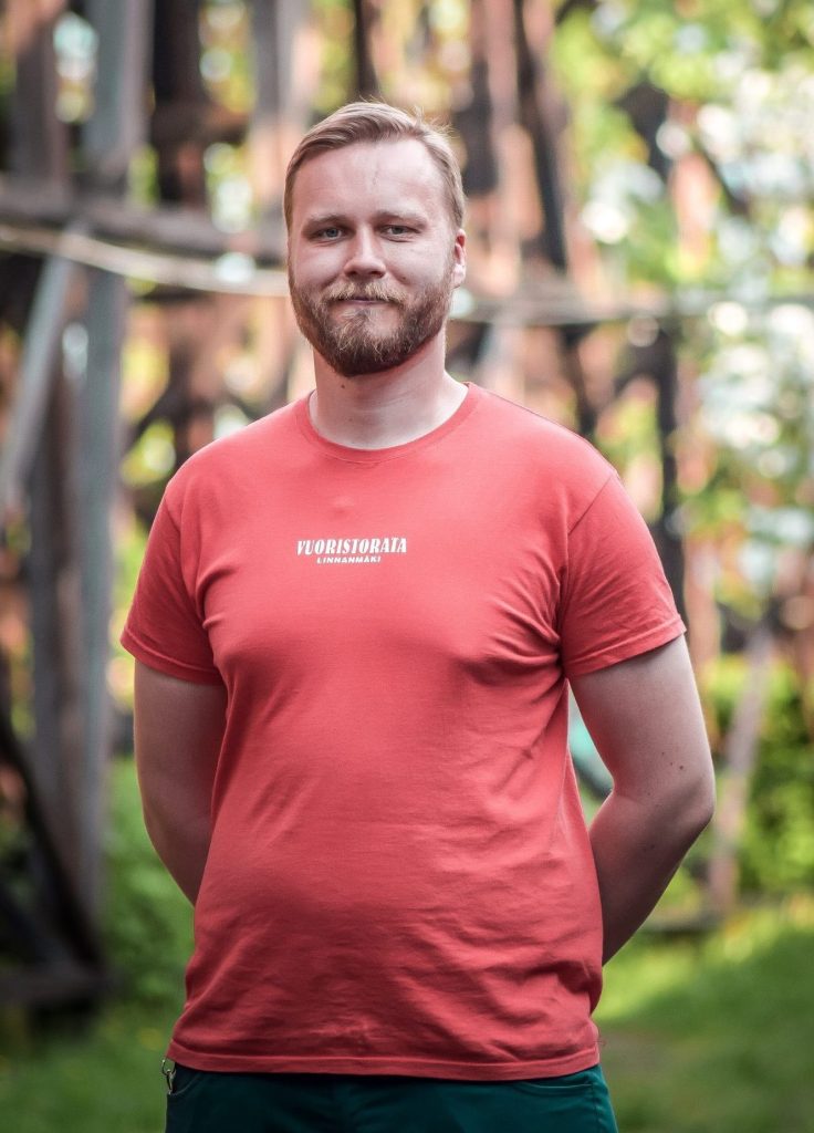 Jarrumies Matias Vuoristoradan vieressä.