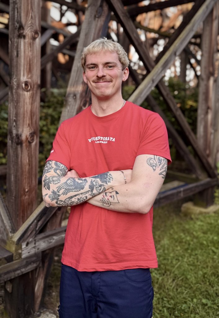 Linnanmäen Vuoristoradan Jarrumestari Samuel seisoo radan vieressä.